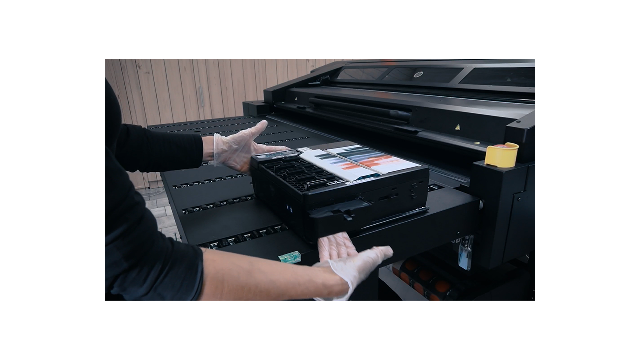 HP Latex R530 Printer maintenance cartridge and ink collector unit training